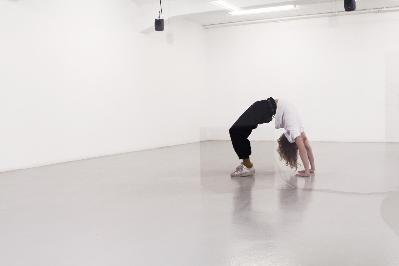 Lina Hermsdorf, 'Vantage Point', installation view, Künstlerhaus Bremen 2017. Performer Casper-Malte Augusta. Photography: Fred Dott and Lina Hermsdorf. Courtesy the artist. (Lina Hermsdorf - State 0 - Performance with Emmy Beber 1)