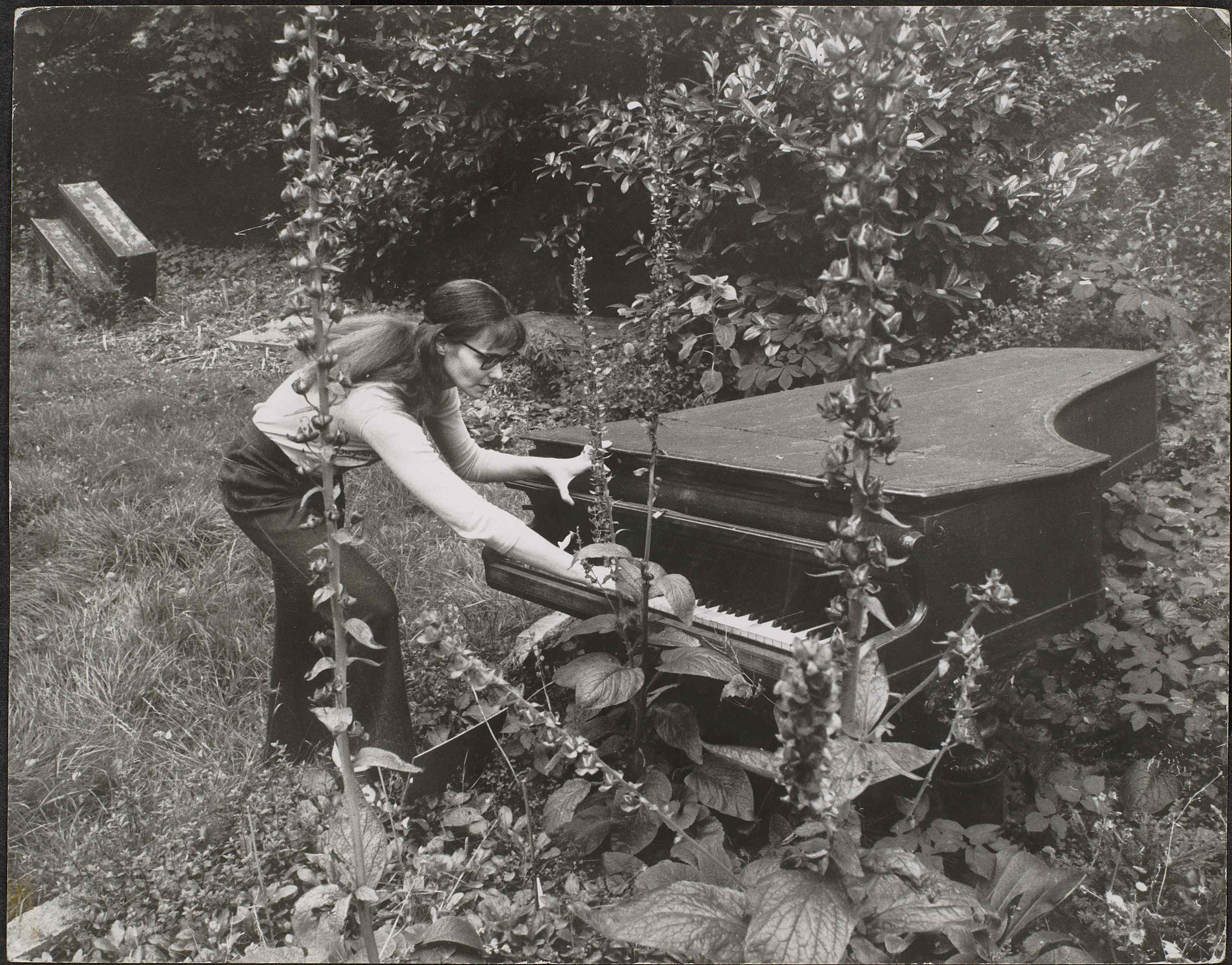 Annea Lockwood, Piano Garden, 1969-70, Ingatestone, Essex (Someone else can clean up this mess: 5)
