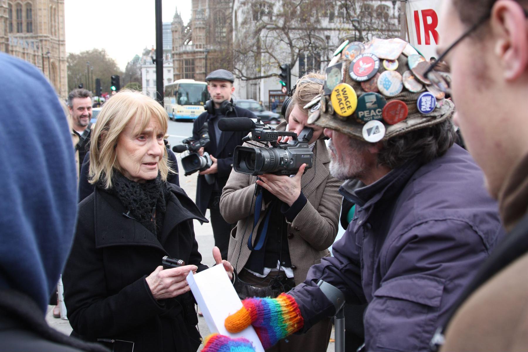 Barbara talking with Brian Haw, Peace Campaigner in Parliament Square. Westminster Walk, November 2008. Photo © John Mallinson (A TRIBUTE TO BARBARA STEVENI BY LAURE PROUVOST 0)