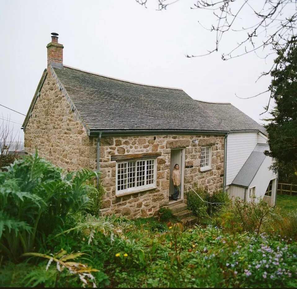 Georg Wilson at Anchor Studio. Photo by Nick Whitworth, courtesy of the Borlase Smart John Wells Trust. (CENTERING CONTEMPORARY ARTISTS IN HISTORIC PLACES: BUILDING & SUSTAINING ARTIST RESIDENCIES 0)