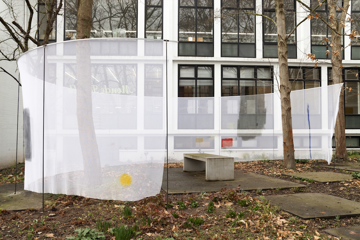 Julius Heinemann – Panorama (Van Eyck, Maastricht) / 2019 / site-specific installation / ca. 1020 x 820 x 360 cm / aluminium, steel, transparent fabric and spray paint in garden © Julius Heinemann, 2019 ( OFFSITE —  Distress Over Parliament  3)